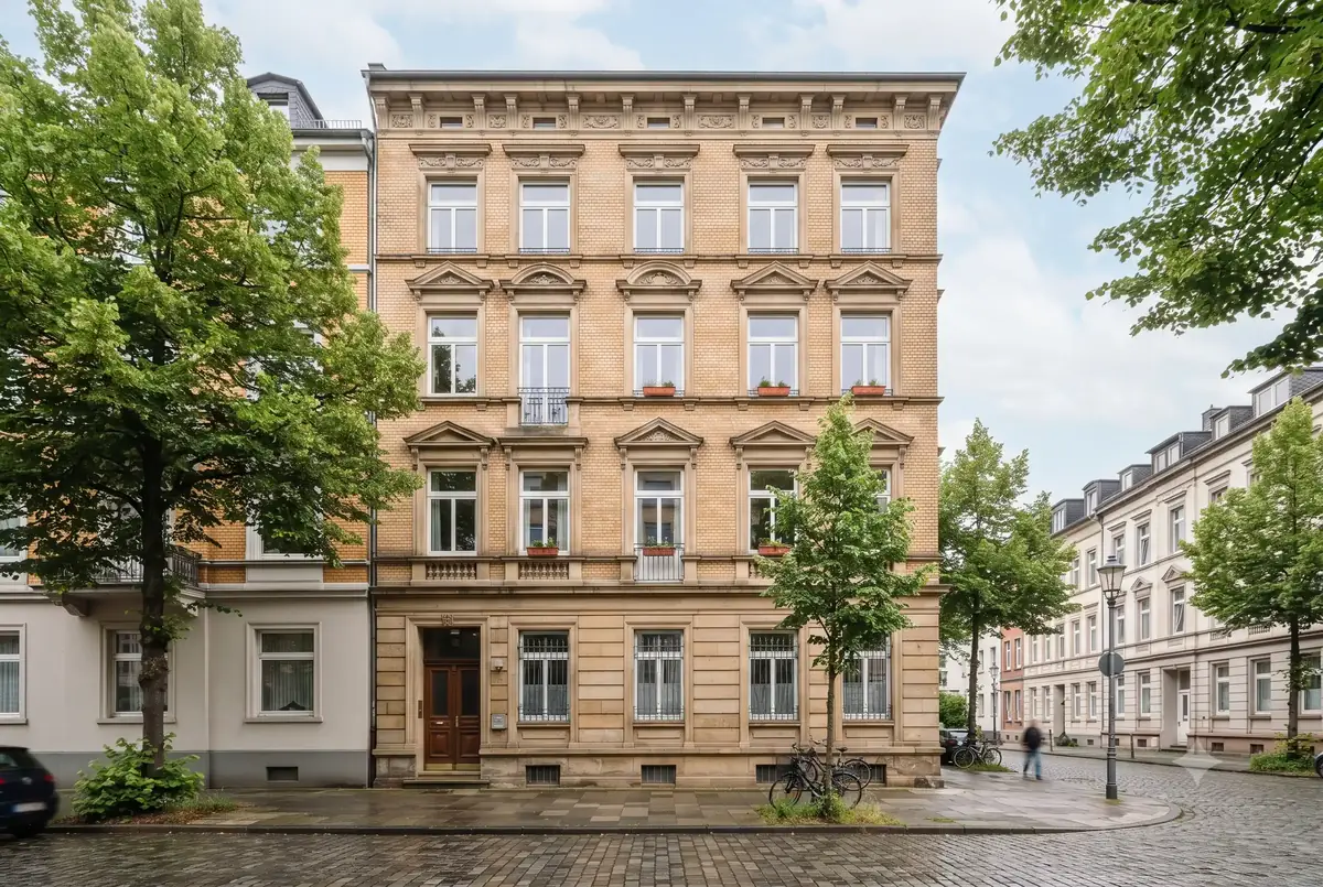 Typisches Mehrfamilienhaus in einem Kölner Wohnviertel — Mehrfamilienhaus kaufen in Köln