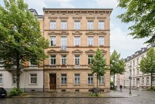 Typisches Mehrfamilienhaus in einem Kölner Wohnviertel — Mehrfamilienhaus kaufen in Köln