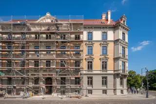 Saniertes Mehrfamilienhaus in Köln mit Fassadendämmung und Photovoltaik — KfW-Förderung für WEG 2026